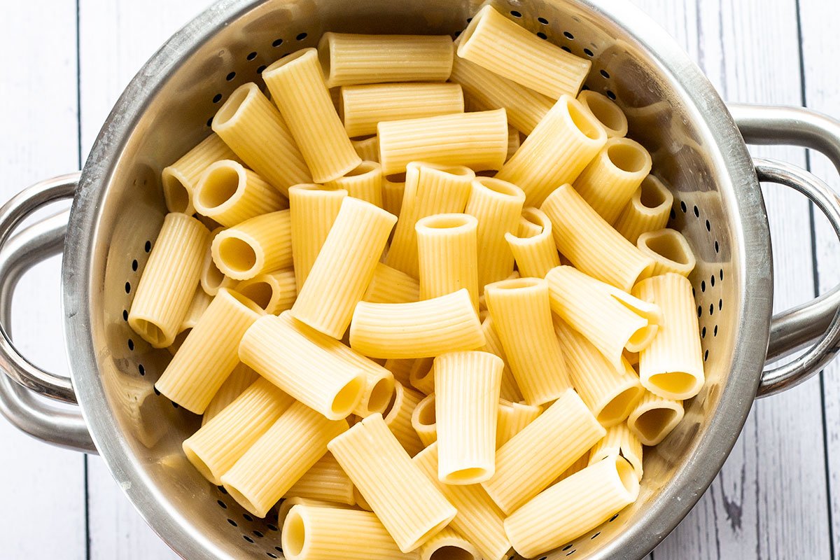 boiled pasta in a colander