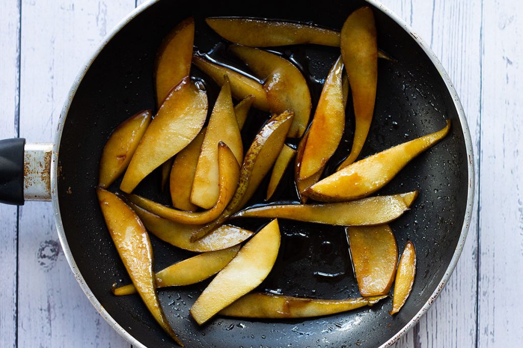 Frying the pear slices